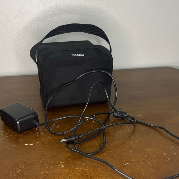 Medela Black Electronics Bag with Charger - Picture 1 of 4